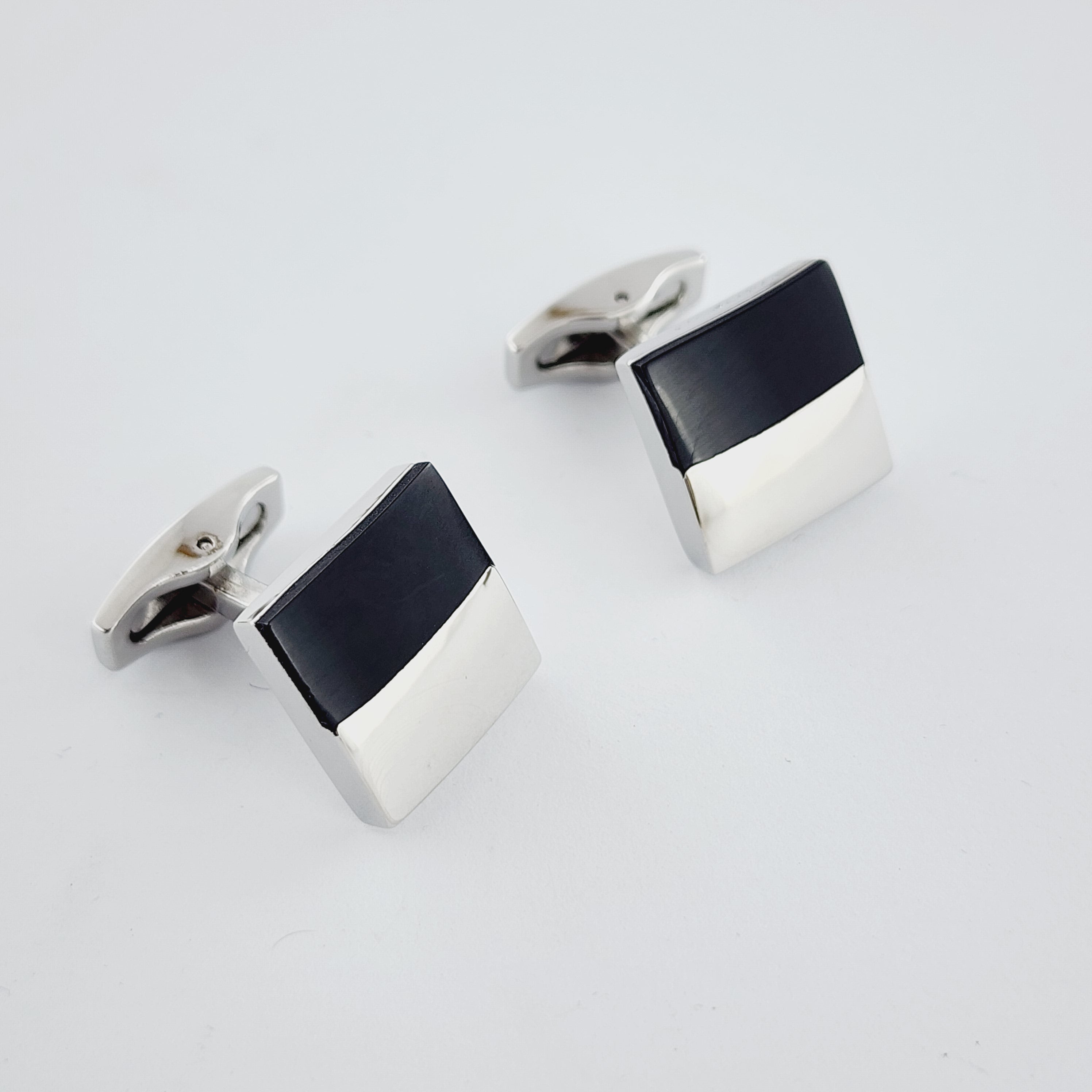 SLEEK STUDS