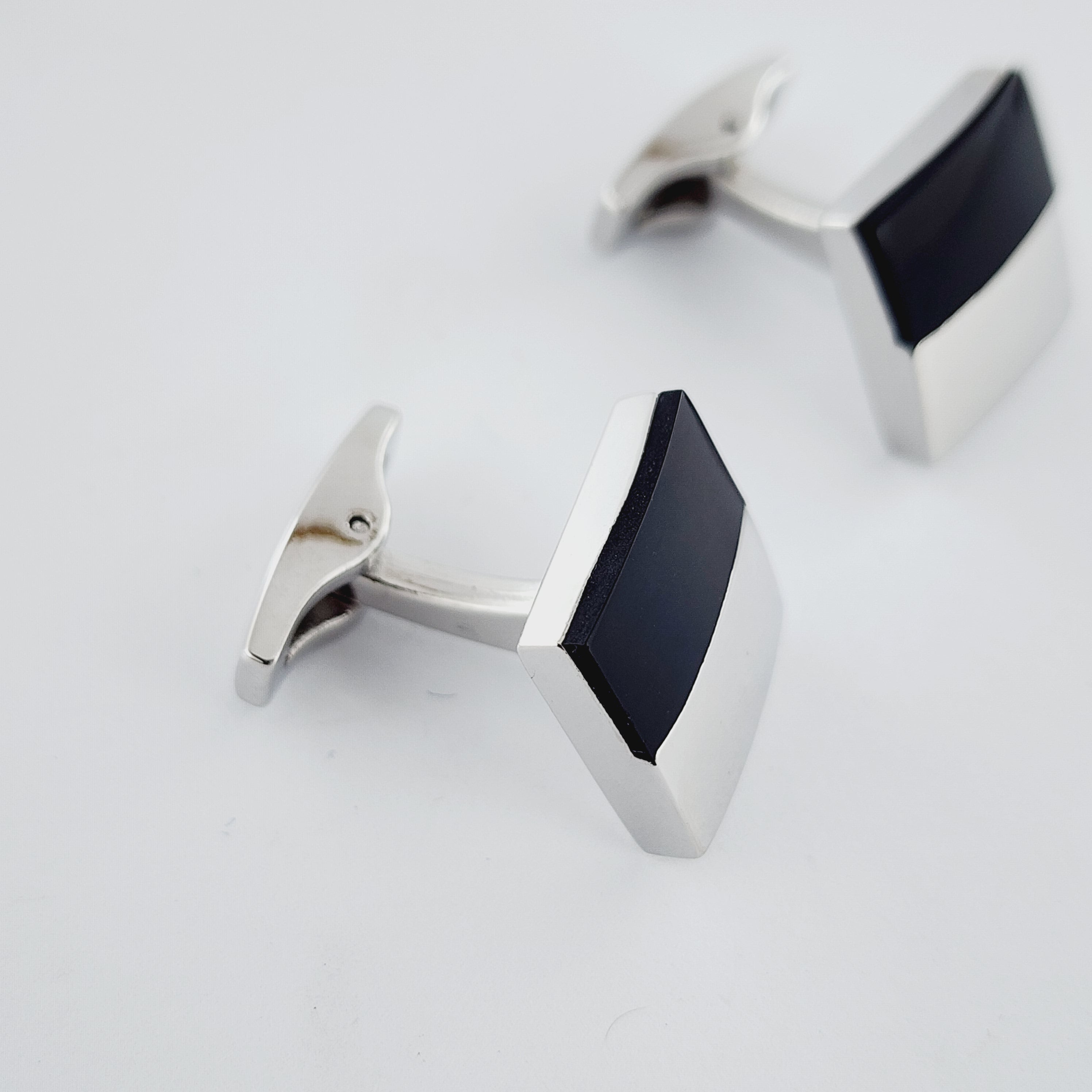 SLEEK STUDS