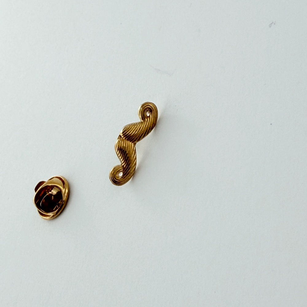 GENTLEMAN'S GOLDEN MUSTACHE BROOCH