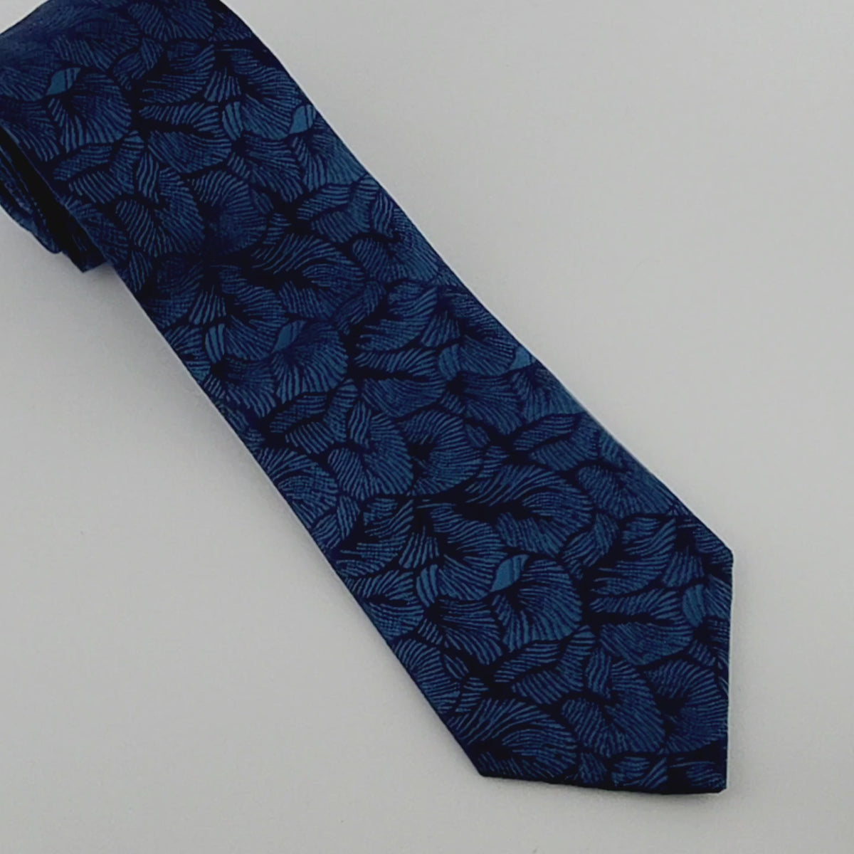 TWILIGHT VINES TIE