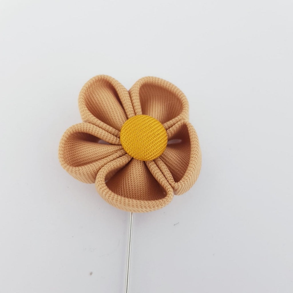 DAINTY BOUTONNIERE