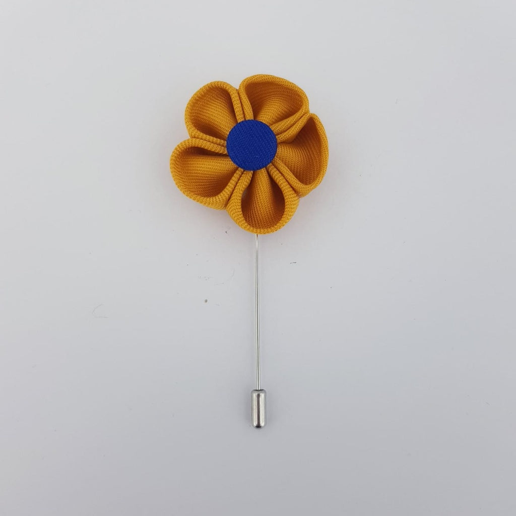 DAINTY BOUTONNIERE